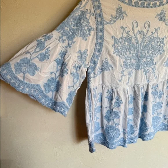 Kindred shirt Women's Medium White Blue Embroidered Blouse Boho Mexican floral - Picture 8 of 12